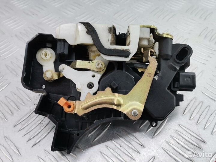 Замок двери передней правой Mitsubishi Colt 6