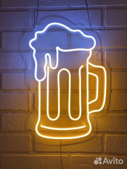 Неоновая желтая вывеска пиво. Вывеска