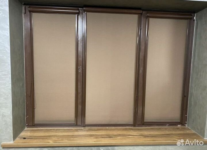 Рулонные шторы в коричневом коробе F7922