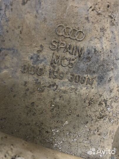 Кронштейн двигателя правый VW Passat 8D0199308M