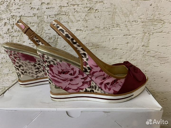 Босоножки guess