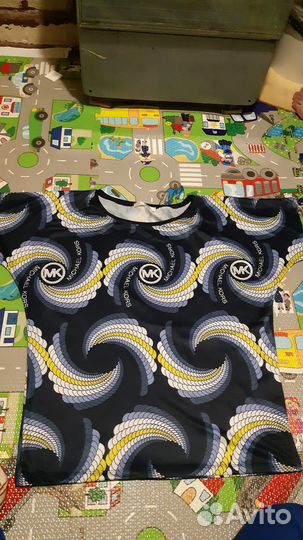 Женская куртка с цветочным принтом и футболка MK