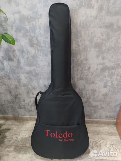 Продам классическую гитару с нейлоновыми струнами