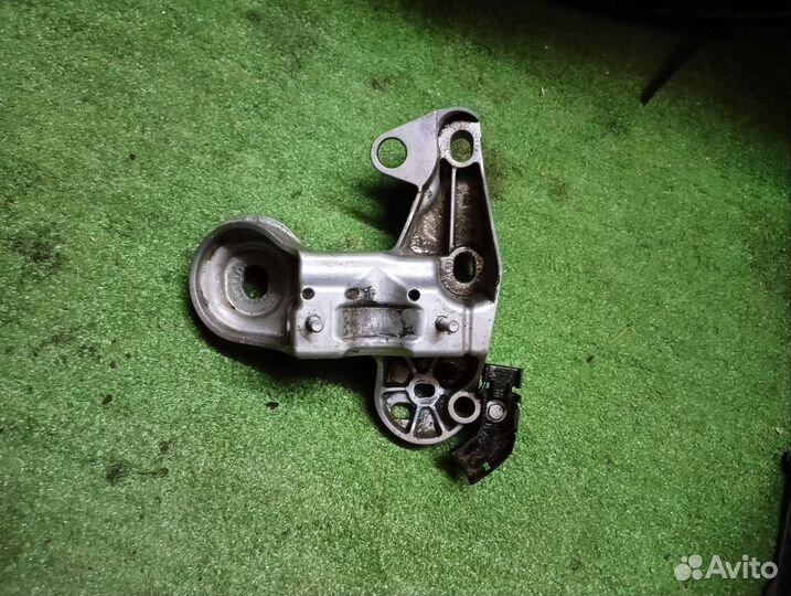 Кронштейн двигателя правый Audi A4 B7