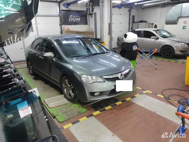 Лобовое стекло Honda Civic 8 4D