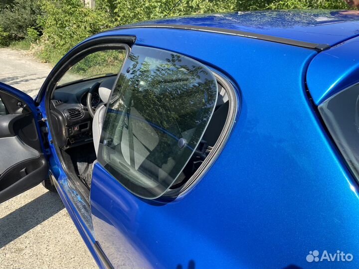 Задние распошные форточки Peugeot 206