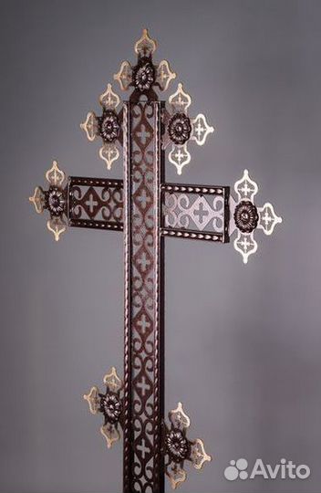 Крест надгробный каменный с цветником