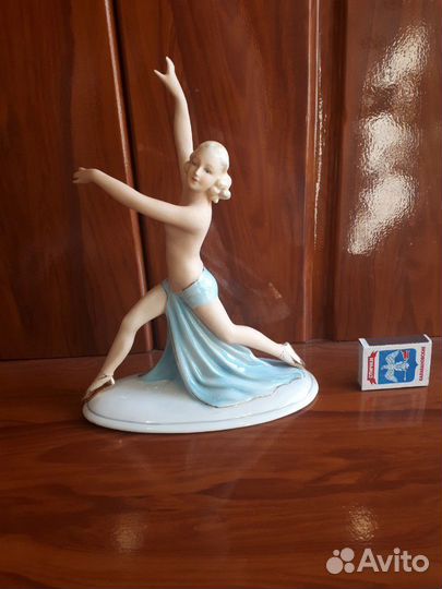 Танцовщица в голубом скульптура Германия