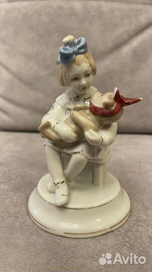 Фарфоровая статуэтка Зубки болят