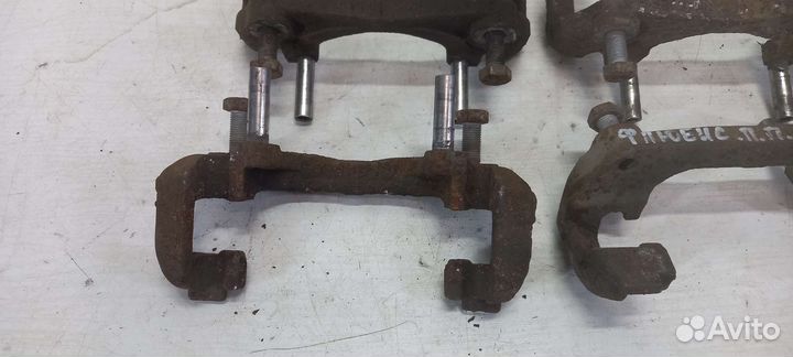 Скоба суппорта передняя Renault Fluence Megane 3