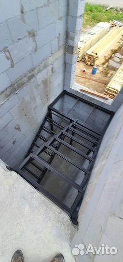 Металлокаркас для лестницы с площадкой