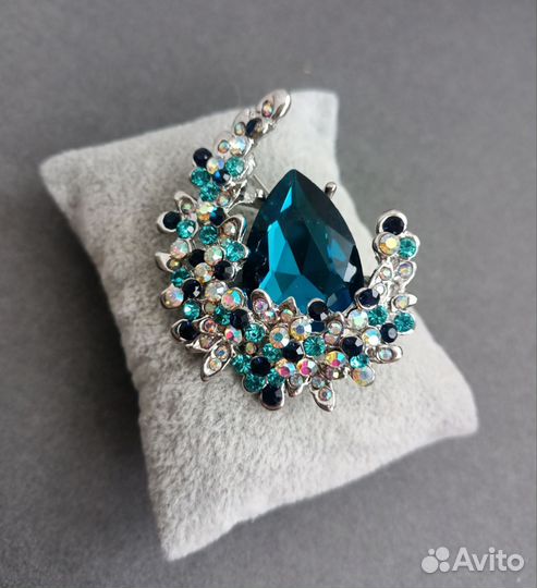 Красивая брошь