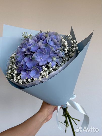 Нежный букет с гортензией и гипсофилой