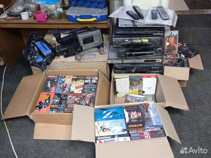 Видеомагнитофоны и 100 кассет
