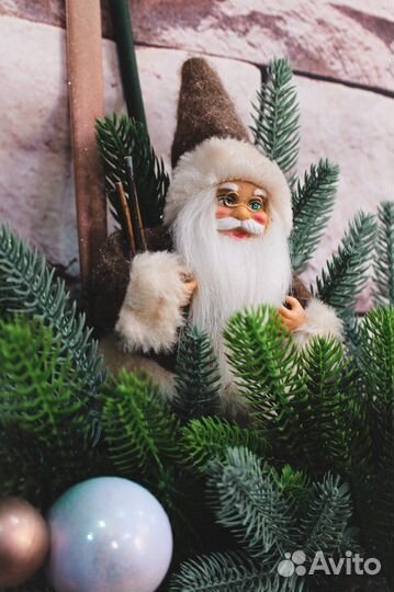 Новогодний венок на дверь с оберегом Деда Мороза