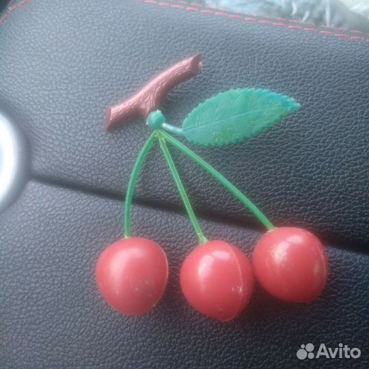 Брошь СССР вишня пластик