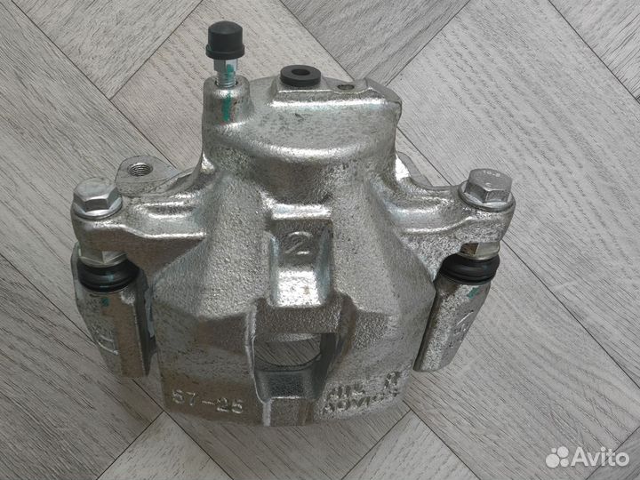 Суппорт передний правый на toyota NZE124, NZE121