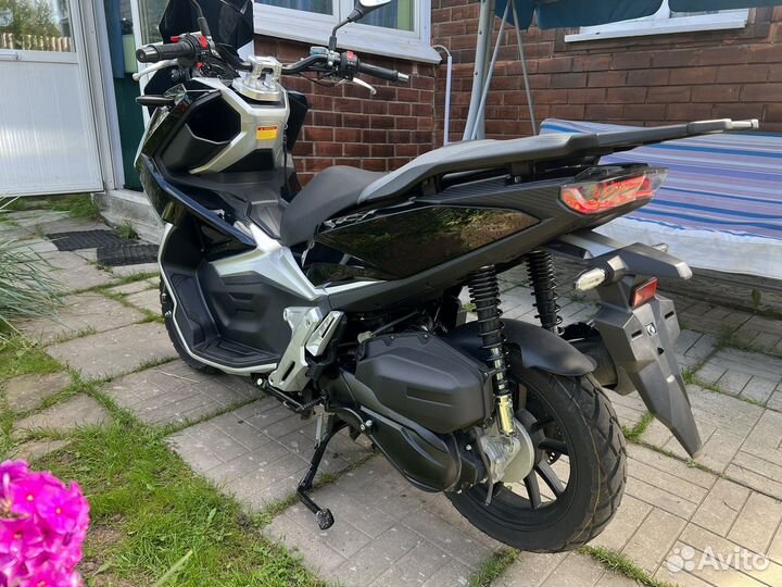 Скутер tracer adv 50