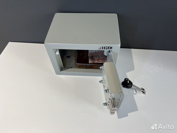 Сейф мебельный с ключевым замком