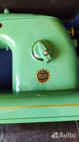 Швейная машинка Волга ручная