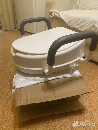 Сиденье-насадка для унитаза с поручнями и крышкой