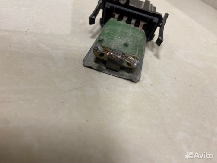 Резистор печки Volkswagen Vento седан ABU 1993