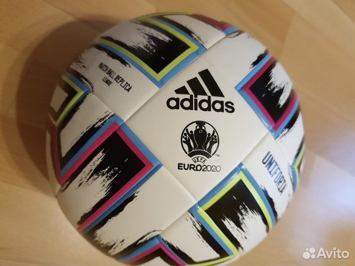 Футбольный мяч adidas серия uniforia размер 5