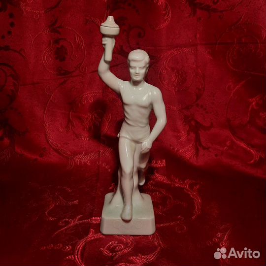 Статуэтка фарфор факелоносиц олимпиада в гдр 1972