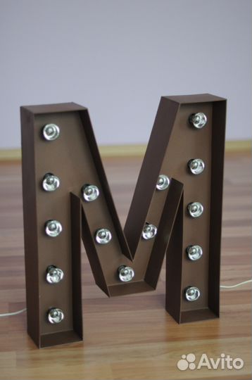 Объемная буква с лампочками в ретро-стиле М, А