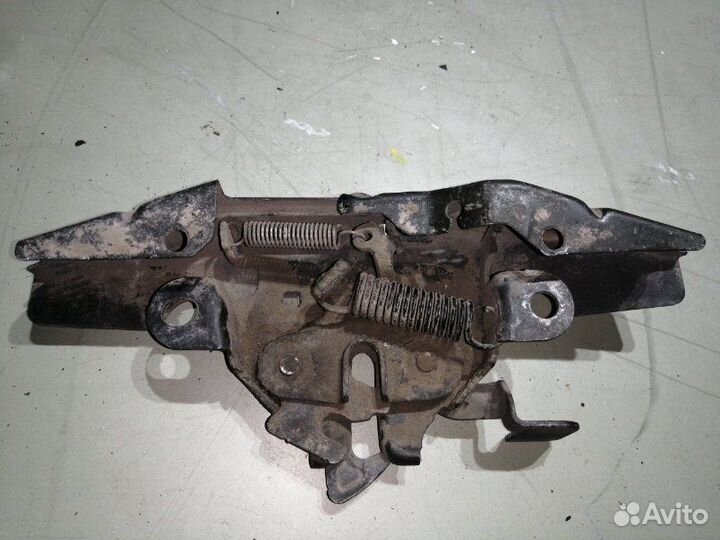 Замок капота передний Toyota Avensis