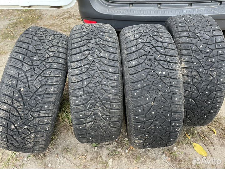 Bridgestone Blizzak Spike-02 215/55 R16