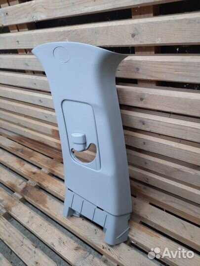 Обшивка центральной стойки левая верхняя 7211A197