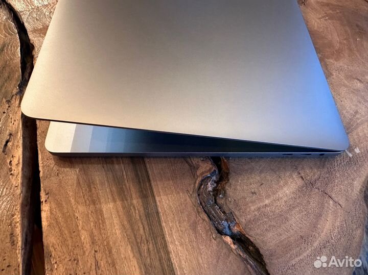 MacBook Pro 16 2,4GHz i9/32 GB/2 TB SSD/8 GB video