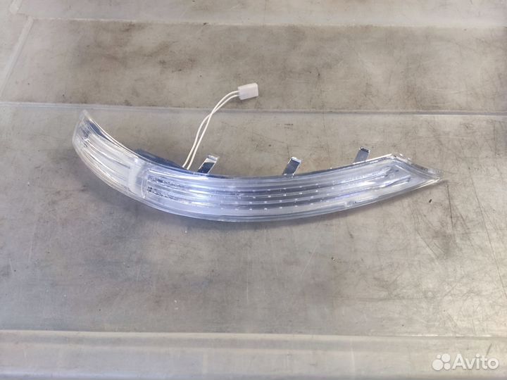 Повторитель поворота левый в зеркало VW Туарег GP