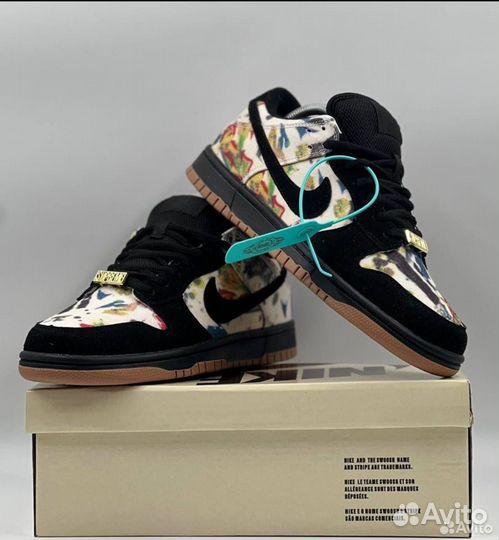 Nike SB Dunk Low x Supreme