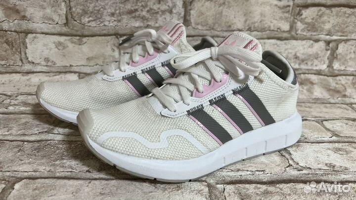 Кроссовки женские adidas Swift Run X 37