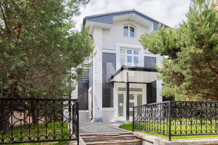 Дом 359,3 м² на участке 10,5 сот.