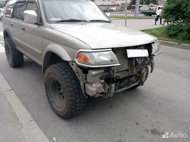 Крылья стеклопластик Mitsubishi Pajero Sport 1