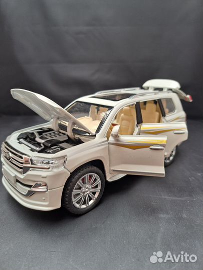 Toyota land cruiser 200 масштаб 1:24 с дымом