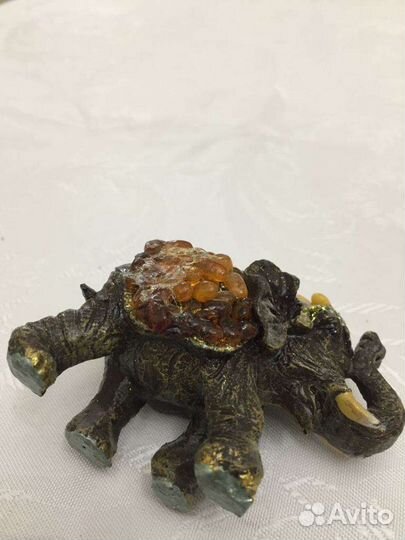 Статуэтка слон с янтарём