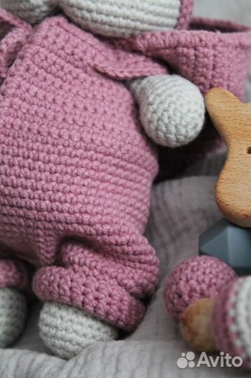 Вязаная игрушка зайка в комбинезоне