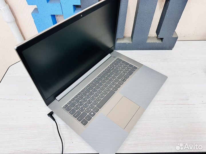 Свежий большой ноутбук 17
