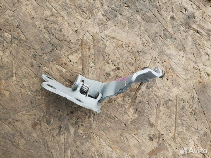 Ролик раздвижной двери задний правый Nissan Serena