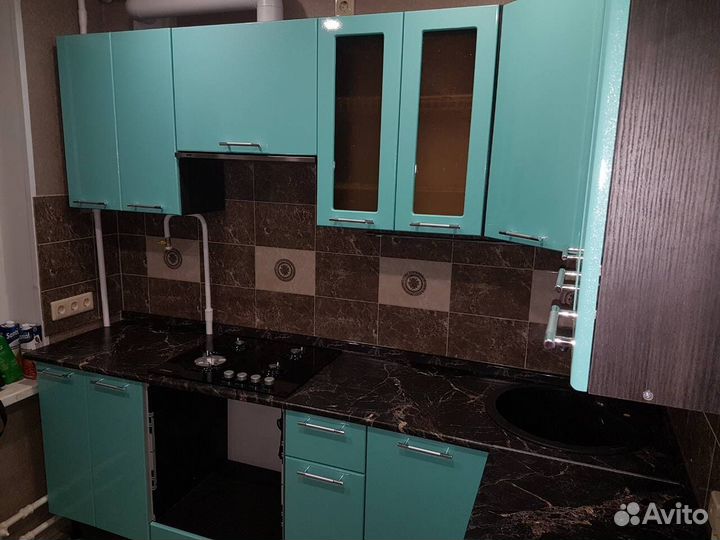 Кухонный гарнитур с доводчиками