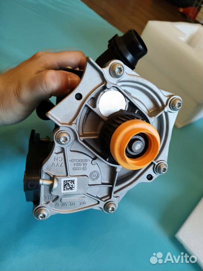 Помпа в сборе с термостатом 06L121111H