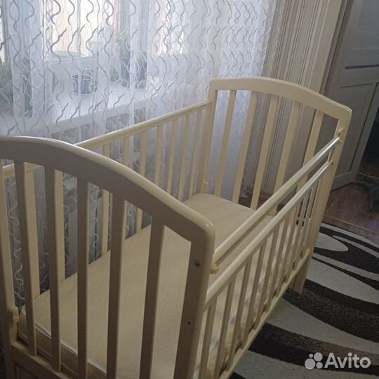 Детская кроватка с продольным маятником