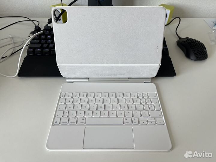 Чехол-клавиатура Apple Magic Keyboard для iPad 11