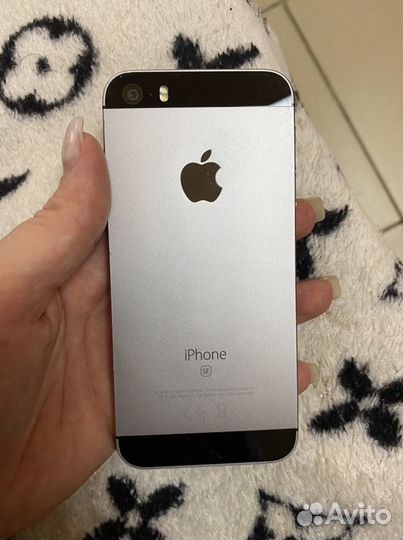 Телефон iPhone SE