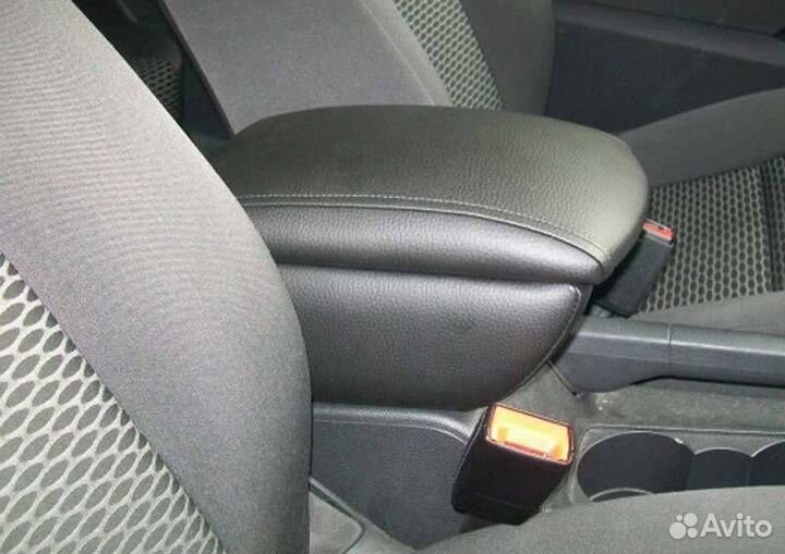 Подлокотник на Volkswagen Jetta 2010г