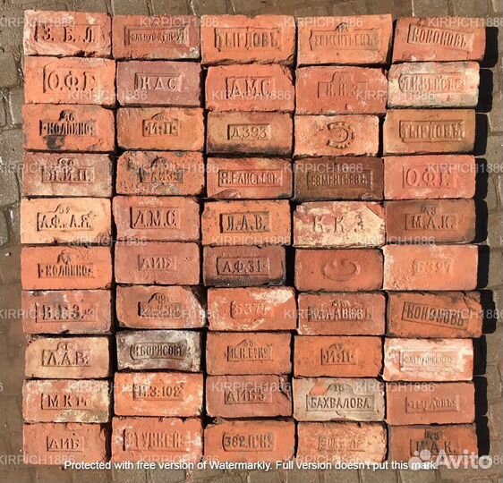 Старый старинный кирпич с клеймом - антикварный